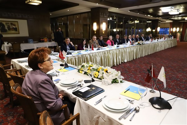 Akşener,  başkanlık divanı üyeleri ve milletvekilleriyle bir araya geldi