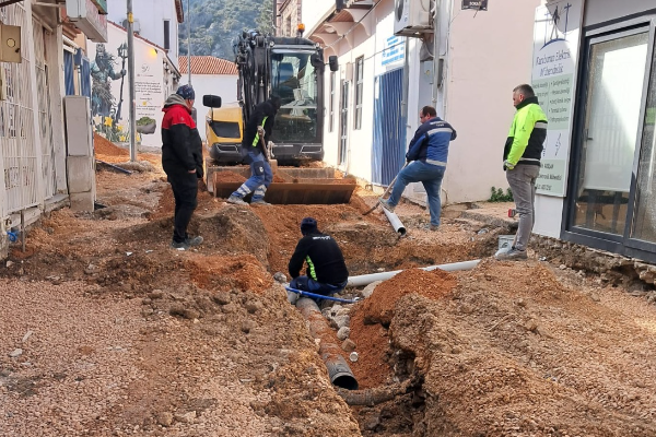 İzmir Karaburun Cumhuriyet Caddesi’nde atık su hattı tamamlandı