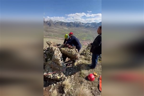 Kayseri İtfaiye Daire Başkanlığı ekipleri, Develi’de uçuruma yuvarlanan keçiyi kurtardı