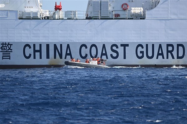 Filipinler’in gemisi, Çin’in Huangyan Adası açıklarından uzaklaştırıldı