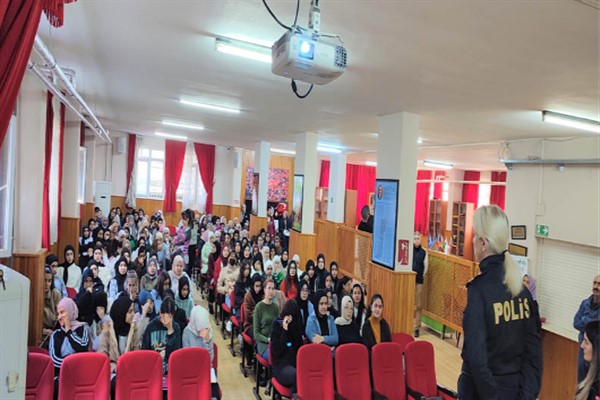 Mersin emniyeti öğrencilere yönelik bilgilendirme çalışması gerçekleştirdi