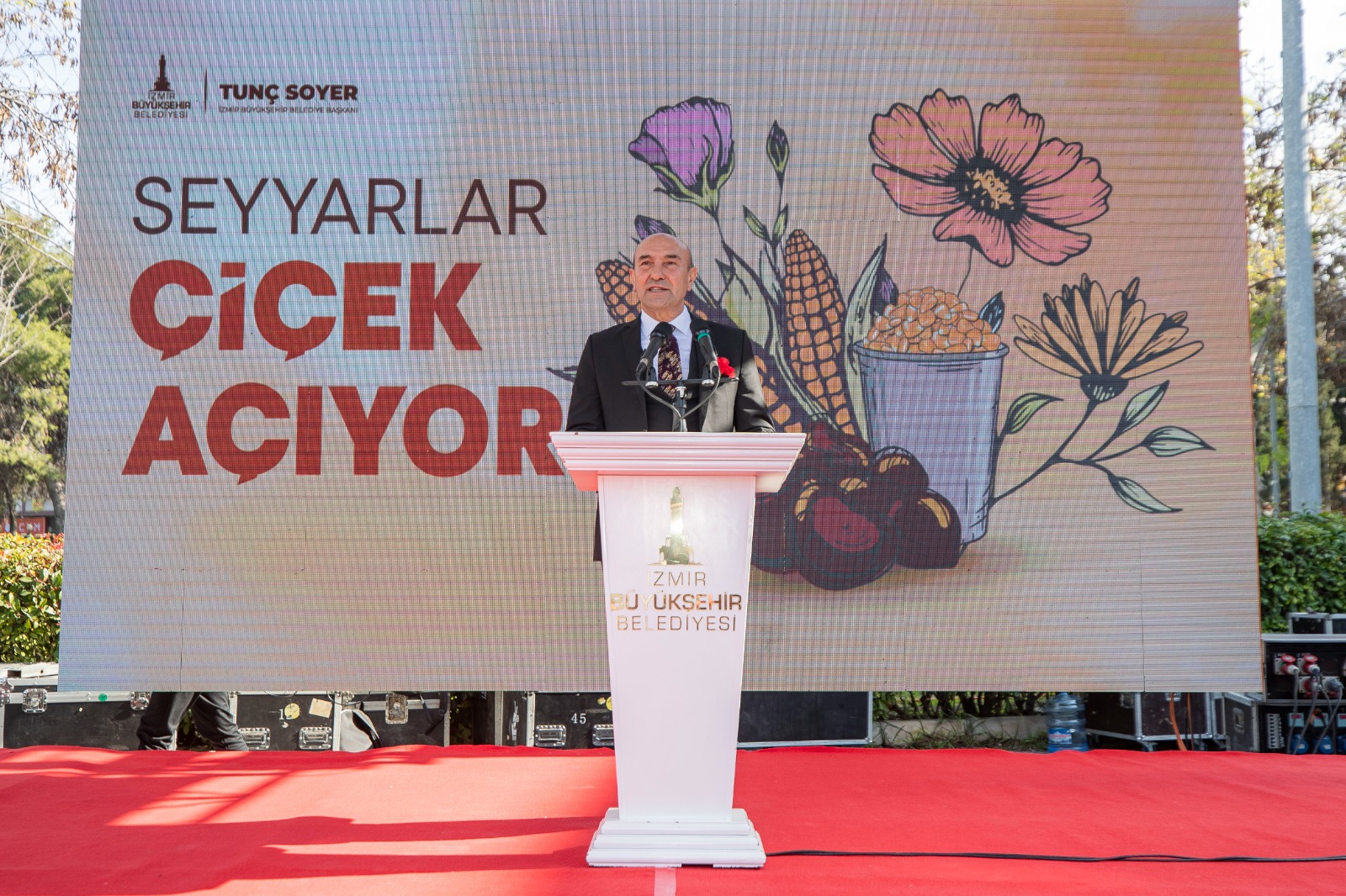 İzmir’de 177 Roman yurttaş kendileri için hazırlanan stantlarda satış yapabilecek