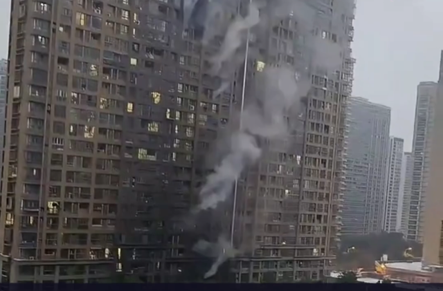 Çin’in Nanjing kentindeki bir apartmanda çıkan yangında en az 15 kişi öldü