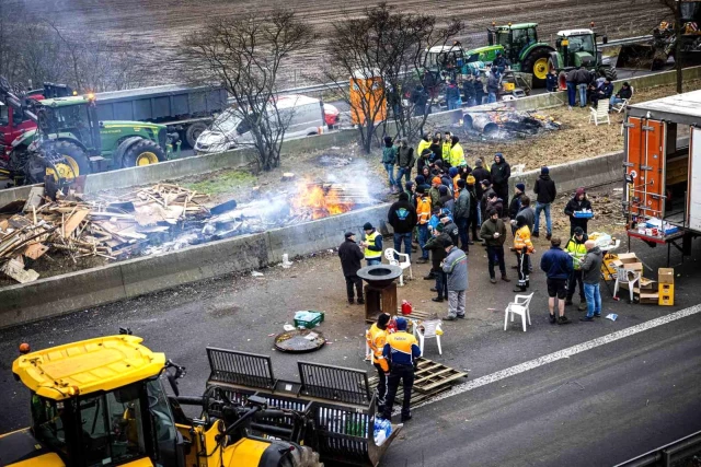 Avrupa'da tarım politikalarını protesto eden çiftçiler Belçika-Hollanda sınırını kapattı
