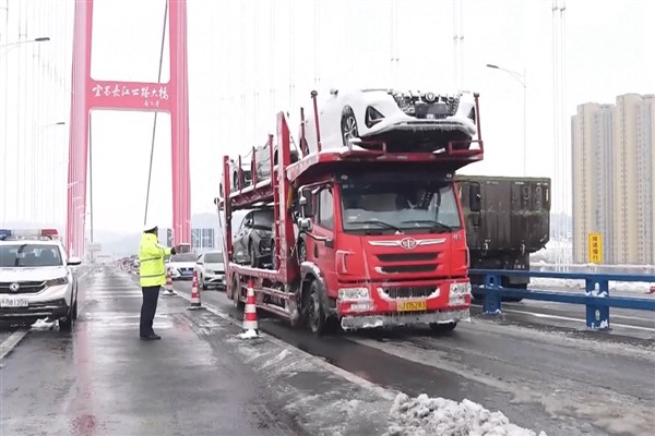 Hubei’de yoğun kar yağışı trafiği olumsuz etkiledi