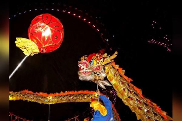 Dünyanın simge binaları, Ejderha Yılı’nı özel aydınlatmalarla kutladı