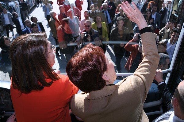 Akşener, Kahramankazan’da esnaf ziyaretinde bulundu