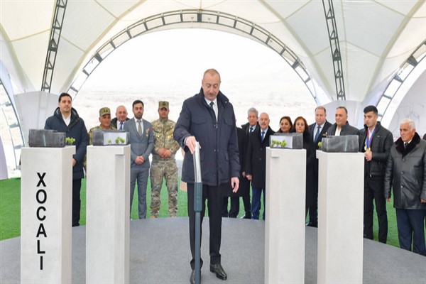 Aliyev, Hocalı Soykırımı Anıtı’nın temelini attı