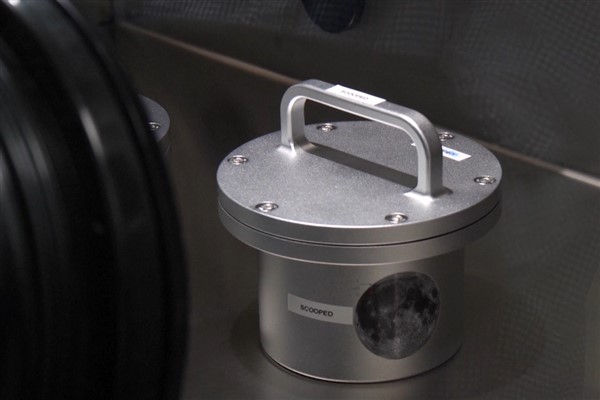 Fransız bilim adamları, ay tozunu kullanarak Dünya’nın sırlarını çözmeye çalışıyor