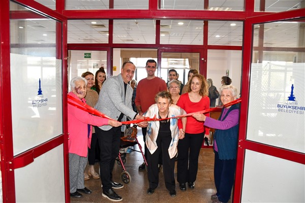 Huzurevi sakinleri geri dönüşüm sergisi açtı