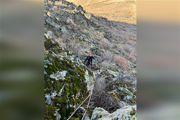 Kayseri Büyükşehir İtfaiyesi dağda mahsur kalan keçileri kurtardı