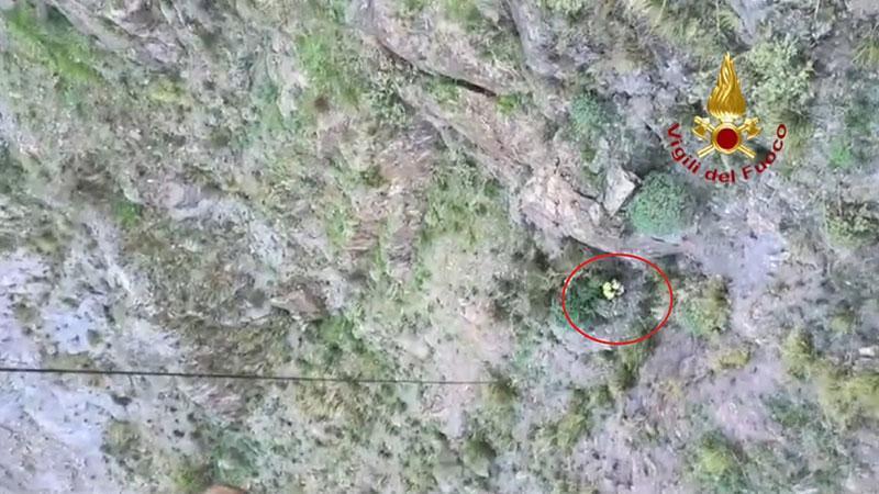 İtalya’da sarp yamaçta mahsur kalan dağcı helikopterle kurtarıldı