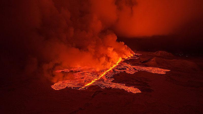 İzlanda’da 3’üncü kez patlayan yanardağ sebebiyle acil durum ilan edildi