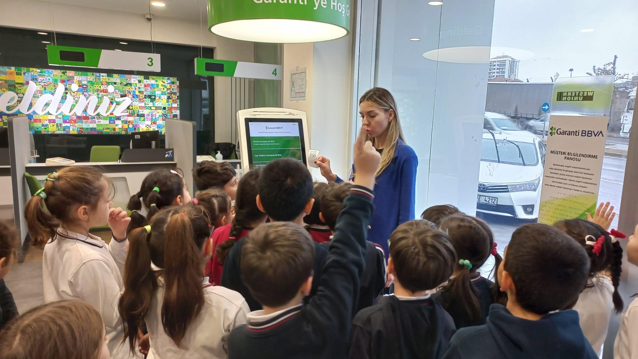 Finansal okuryazarlık eğitim alan öğrenciler Garanti BBVA’nın şubelerini ziyaret etti