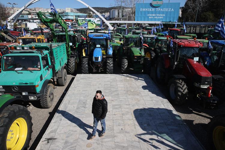 Yunanistan'da çiftçiler traktörleriyle eylem yaptı