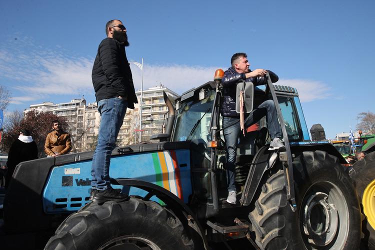 Yunanistan'da çiftçiler traktörleriyle eylem yaptı