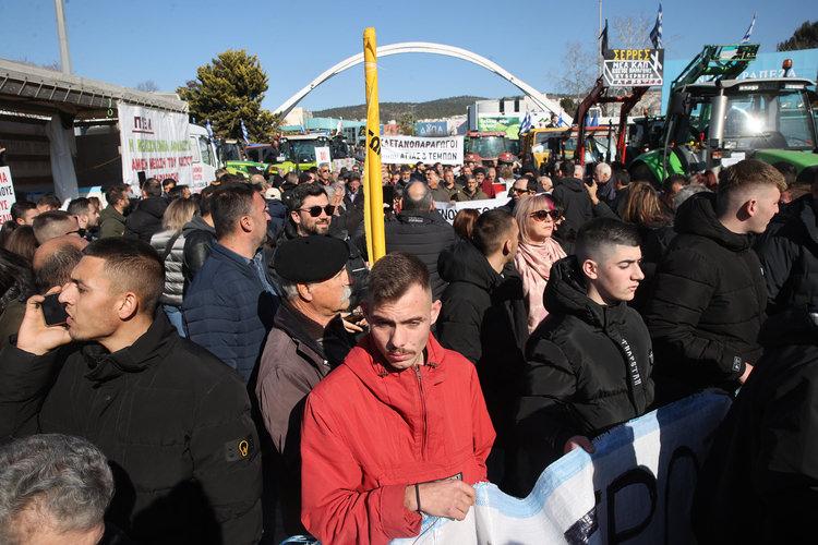 Yunanistan'da çiftçiler traktörleriyle eylem yaptı