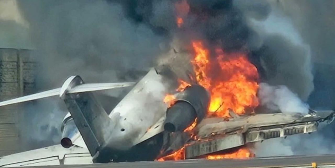 ABD'de küçük yolcu uçağı otoyola düştü