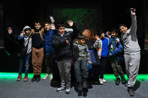 Ankara Büyükşehir Belediyesi depremzede vatandaşları Dijital Hayvanat Bahçesi’nde ağırladı