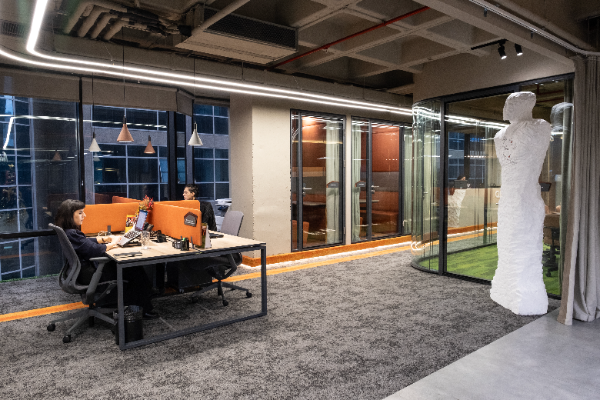 QNET yenilenen ofisinde iş yerini keyifli kılma yolunda