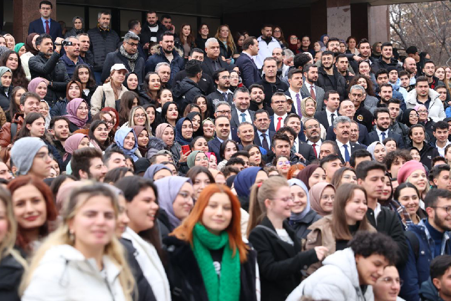 TÜRKİYE’NİN İLK ASTRONOTU ALPER GEZERAVCI KONYA’DA BULUŞTU