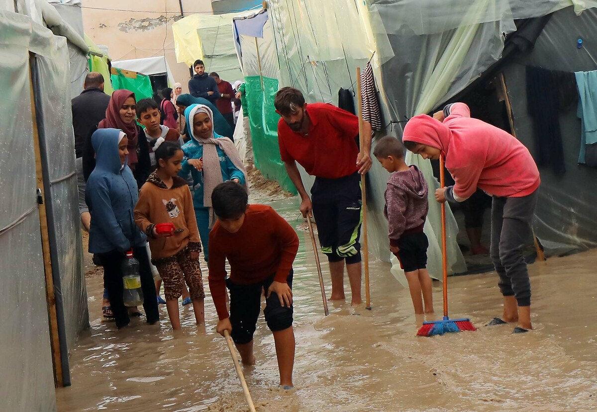 İsrail'in aç ve susuz bıraktığı Gazzeliler suyu, çamurlu yağmur birikintilerinden içiyor