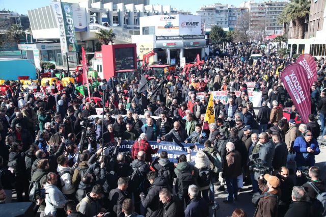 Yunanistan'da çiftçiler traktörleriyle eylem yaptı