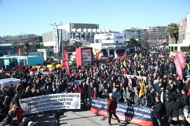 Yunanistan'da çiftçiler traktörleriyle eylem yaptı