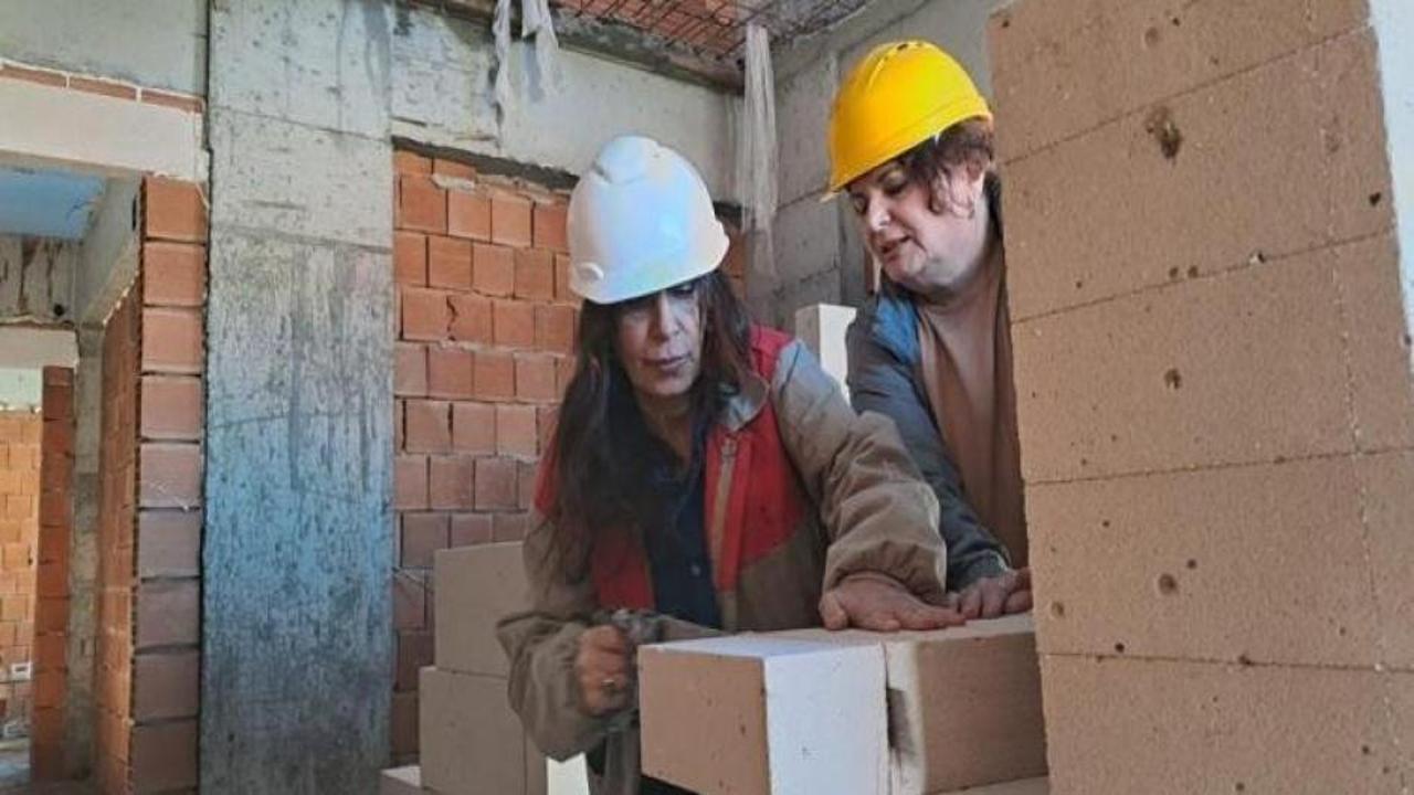 Kadın müteahhit işçi bulamadı, inşaatta kendisi çalışmaya başladı