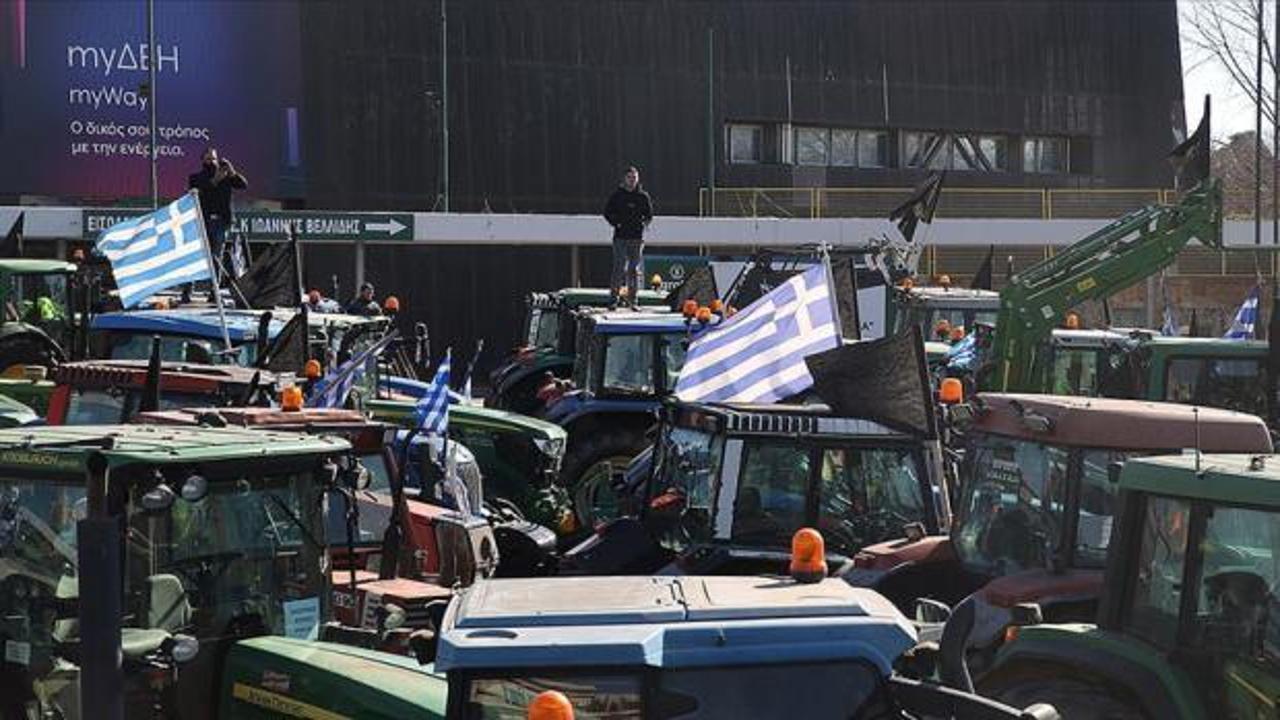 Yunanistan’da çiftçiler traktörleriyle eylem yaptı
