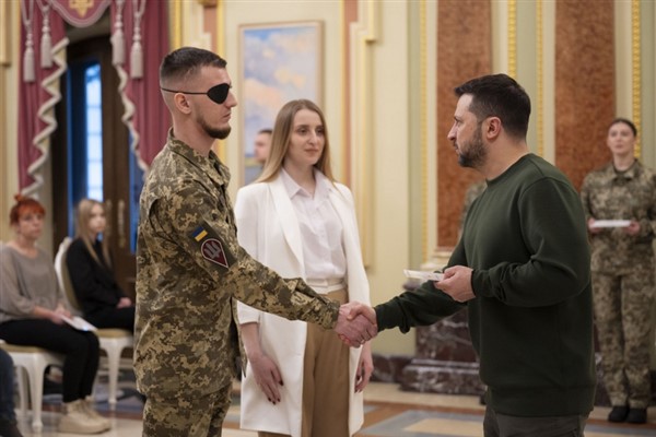 Ukrayna Devlet Başkanı Zelenski, asker ailelerine konut sertifikalarını sundu