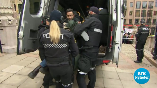 Filistinli aktivistler Norveç Parlamentosu’nun girişlerini kapattılar