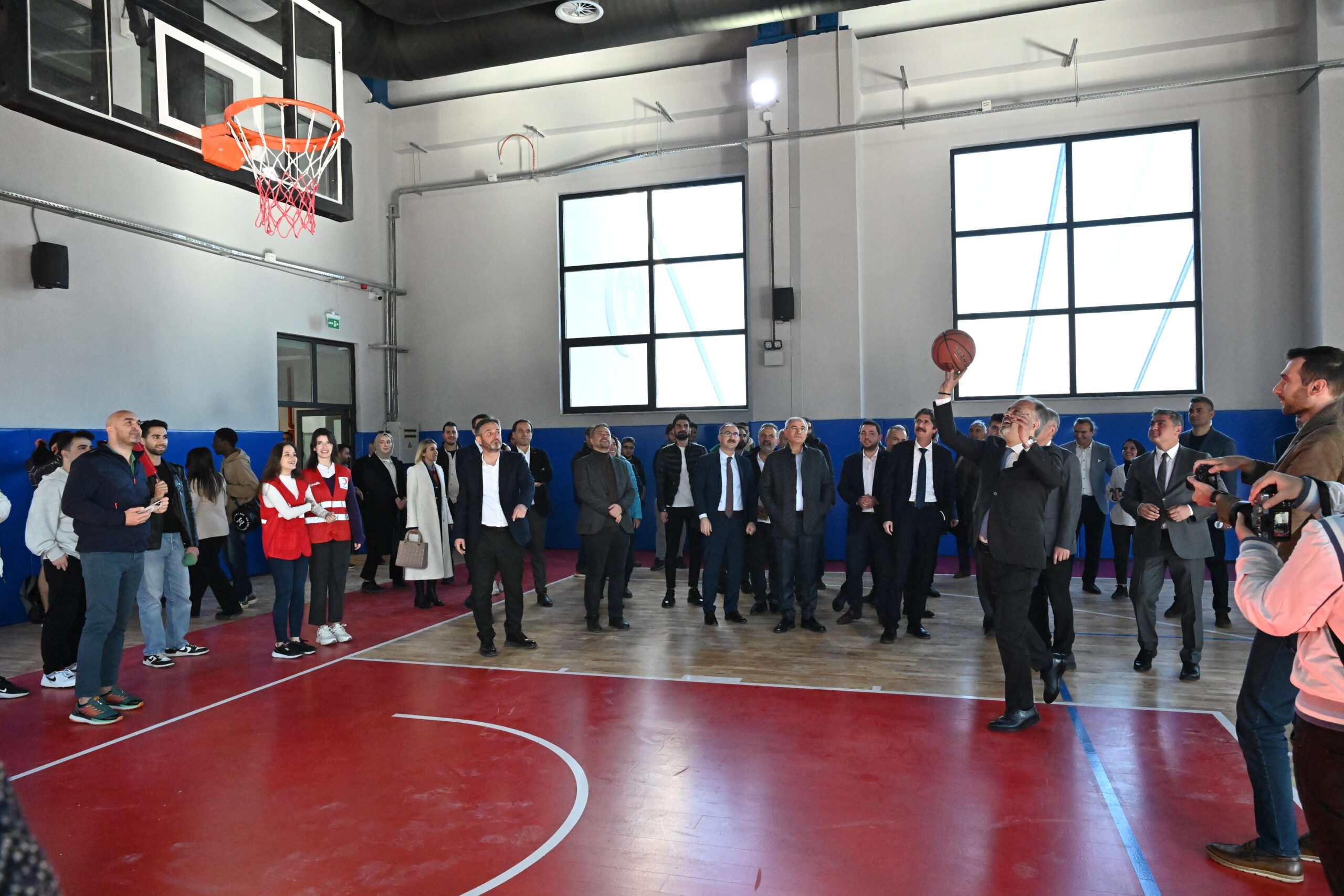 Bursa Büyükşehir’den üniversitelilere özel spor merkezi