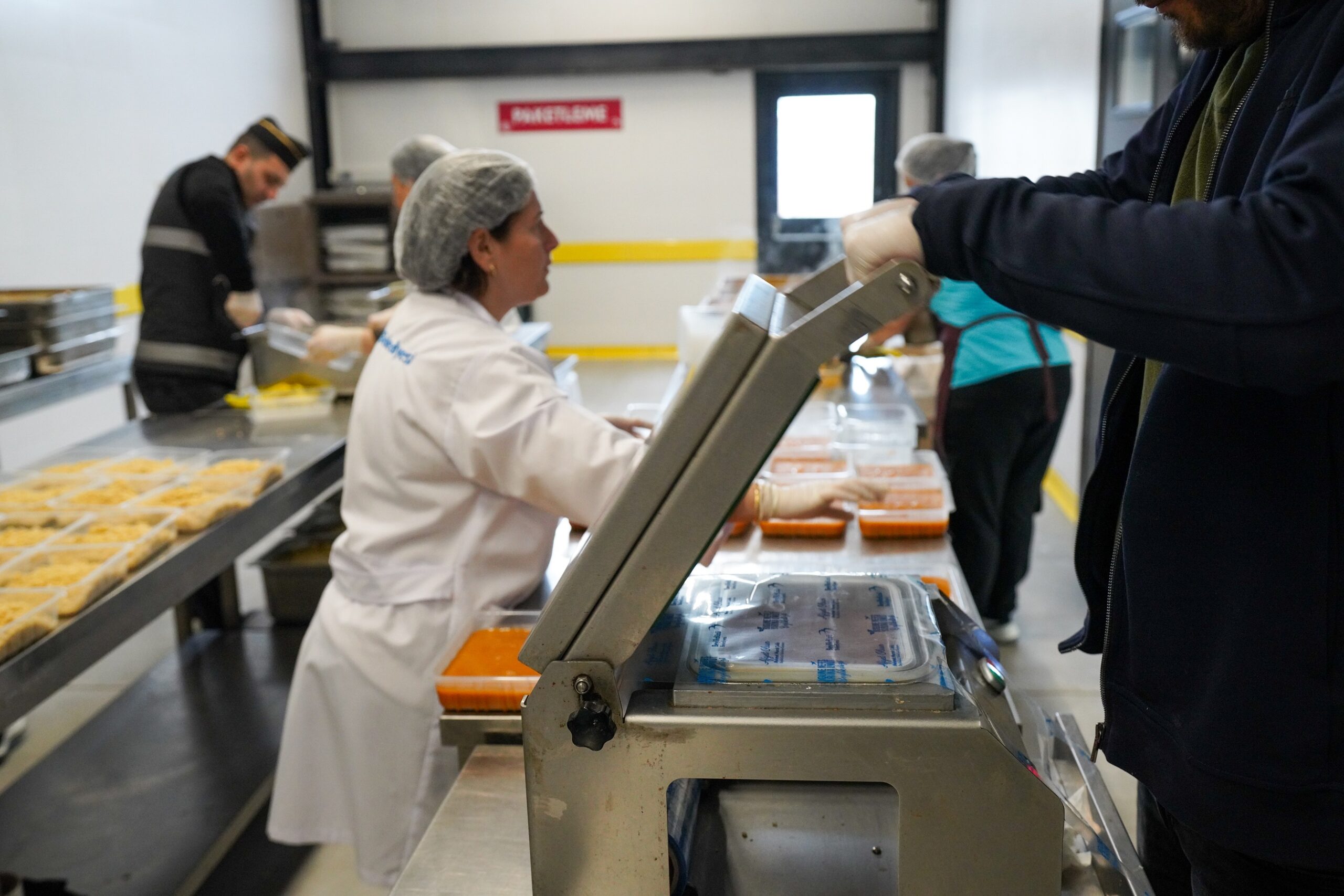 Beylikdüzü Belediyesi’nden ailelere sıcak yemek hizmeti