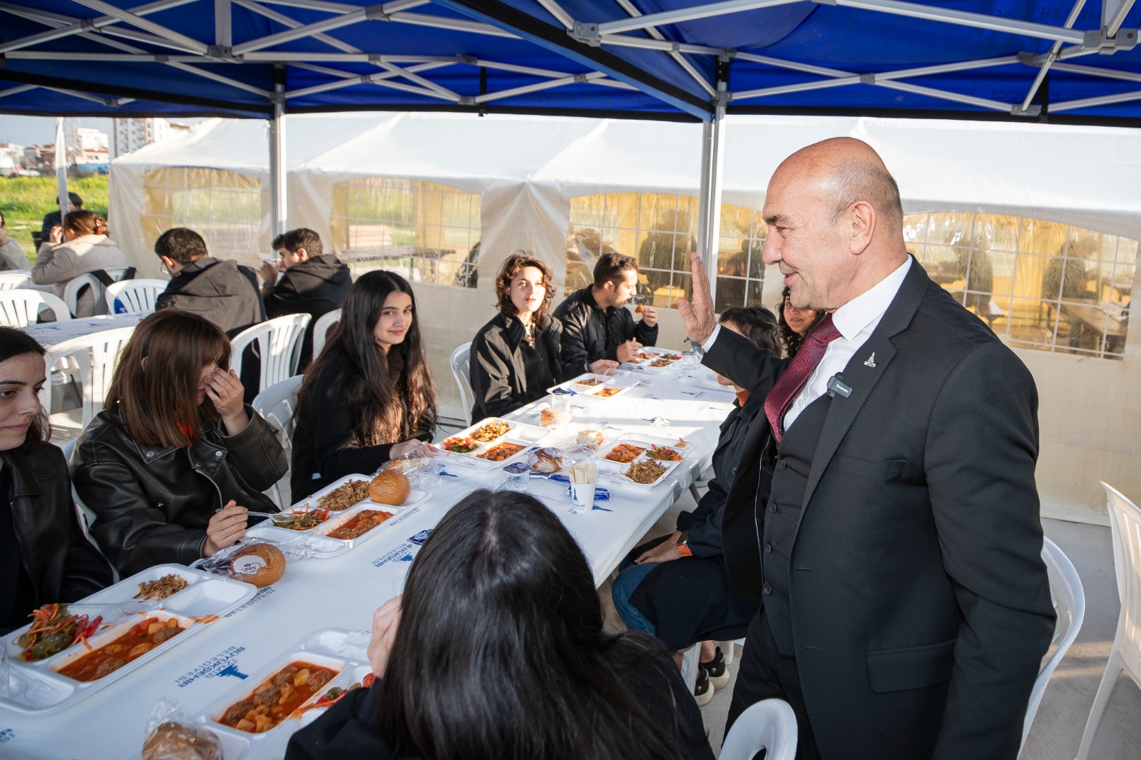 Başkan Soyer, öğrenci sofrasına konuk oldu