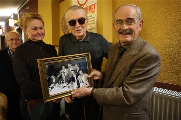 Eskişehir Atatürk Lisesi’nden Başkan Büyükerşen’e teşekkür plaketi