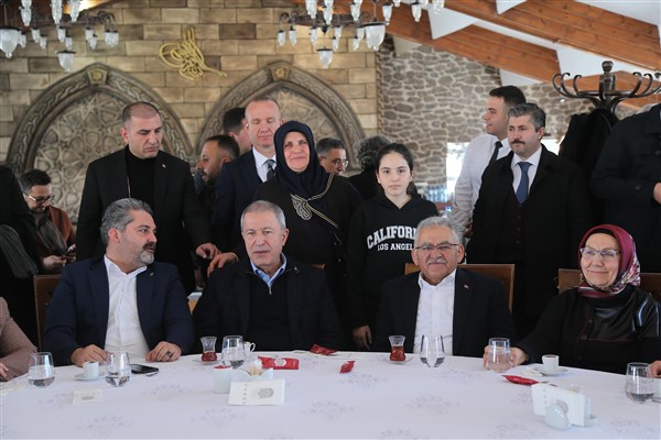 Başkan Büyükkılıç: “Biz 16 ilçeyi bağrımıza basarak ilerliyoruz”