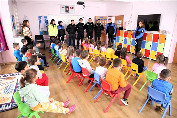 Afyonkarahisar’da Polisler anaokulu öğrencileriyle buluştu