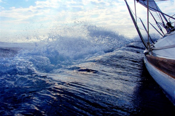Çanakkale’de karaya oturan tekne personeli kurtarıldı