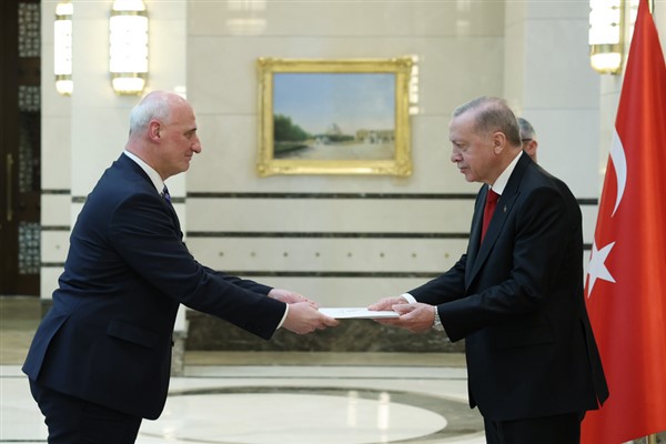 Büyükelçilerden Cumhurbaşkanı Erdoğan’a güven mektubu