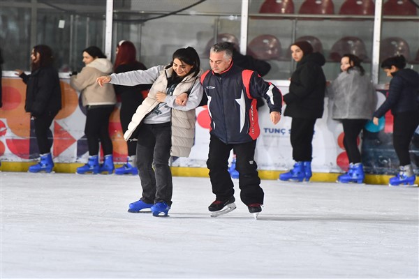 İzmirli Kadınlar, 8 Mart Dünya Kadınlar Gününü buz pistinde kutladı