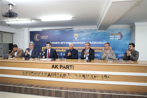 Menteş: Onlar bayılıp ayılıp tiyatro çevirdi, biz hizmet aşkıyla çalıştık