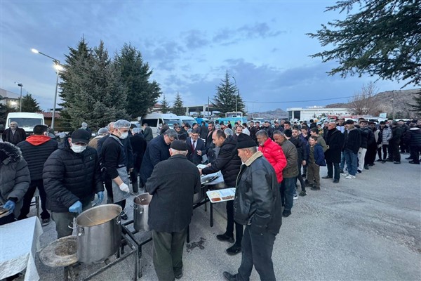 Erkmen Belediyesi’nin iftar yemeğine 3 bin kişi katıldı