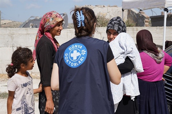 Dünya Doktorları deprem bölgesinde kadınların mücadelesine dikkat çekti