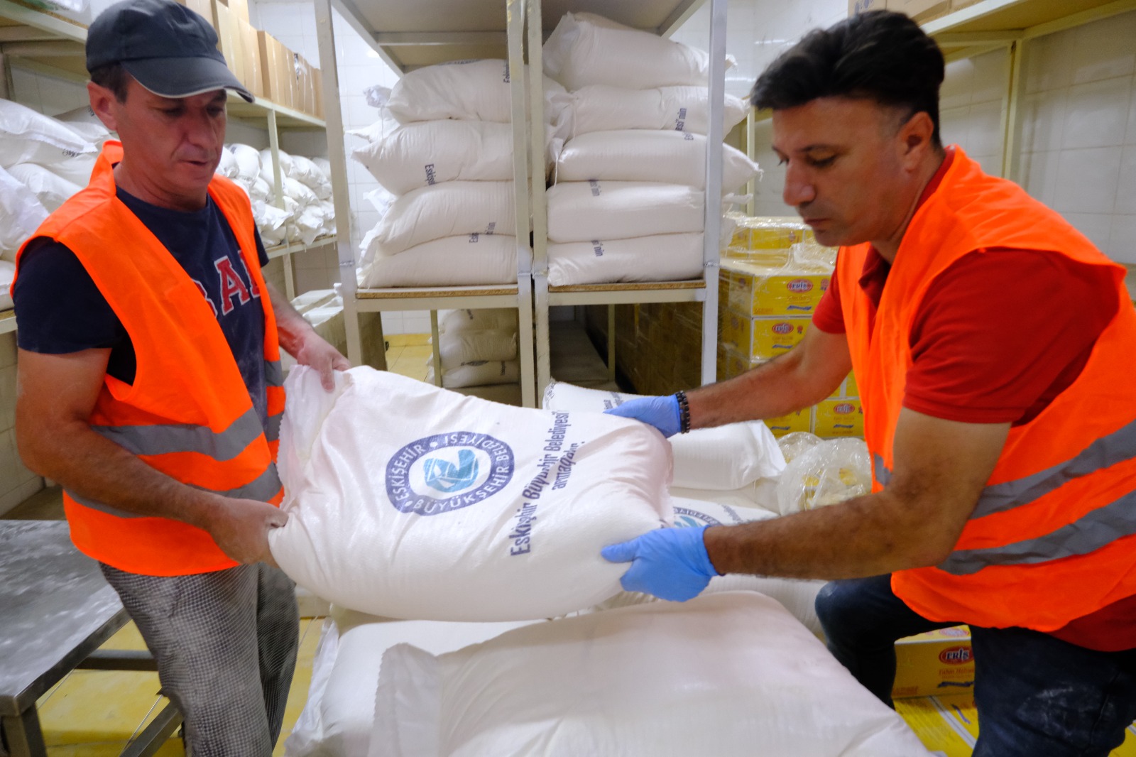 Eskişehir Büyükşehir’den 3 bin 400 haneye un desteği