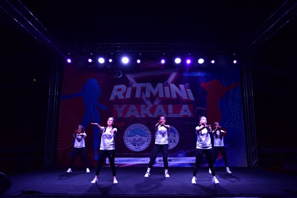 Kayseri Büyükşehir, bin kadın sporseverle “Ritmini Yakala” etkinliği düzenledi