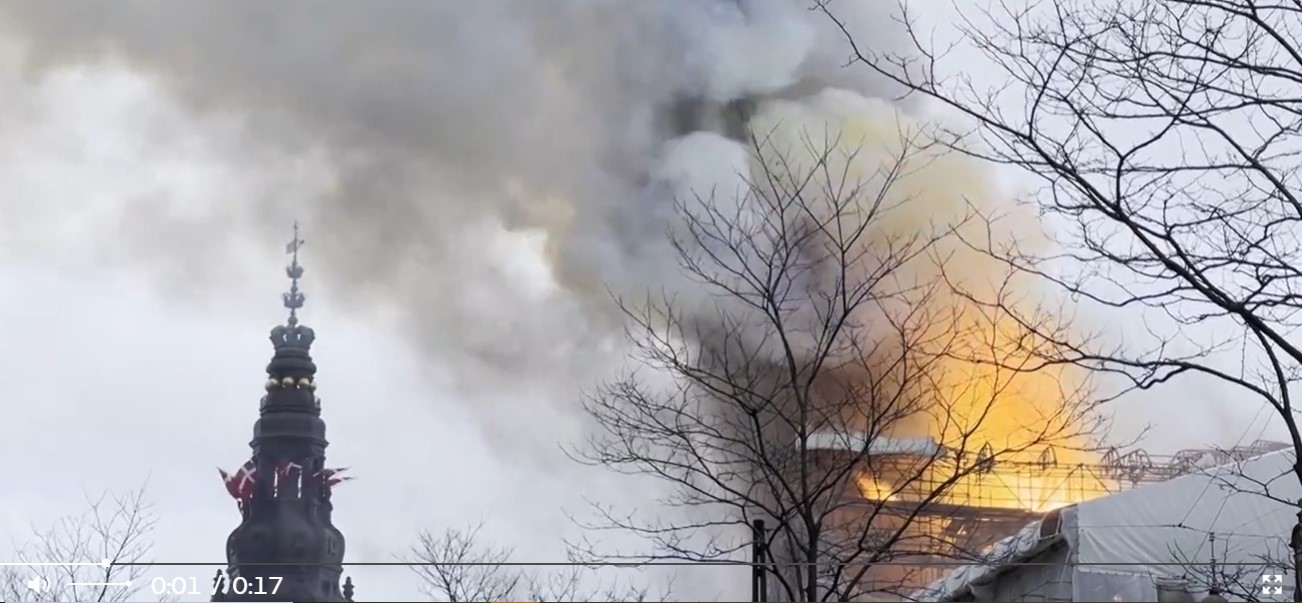 Tarihi Kopenhag Menkul Kıymetler Borsası binasının ikonik kulesi yangında çöktü