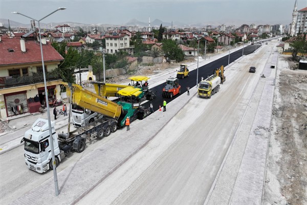 Başkan Altay: Küçük Aymanas Caddesi’nde sıcak asfalt çalışmasına başladık
