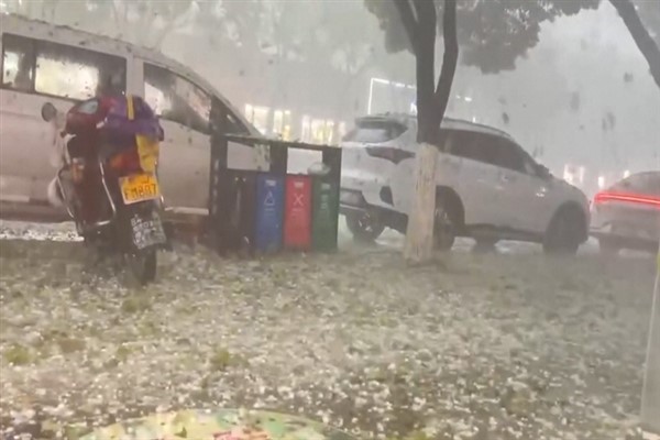 Dolu ve gök gürültülü fırtınalar, Çin’in geniş bölgelerini vuruyor