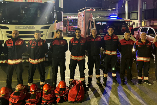 İzmir İtfaiyesi teleferikte mahsur kalanlar için kurtarma çalışmalarına katıldı